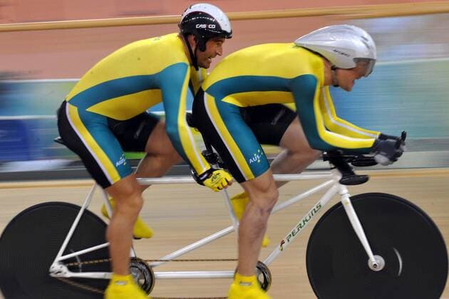 Kieran Modra (li.) und Tyson Lawrence (beide Australien) -  Behindertensport Herren Paralympics 2008, Sommerspiele, Sommer Spiele, Radsport, Bahnrad, Bahnradsport, Rad, Bahn, Halle, Einzelbild o0 B&VI, blind, sehbehindert, Behinderung, Beijing Anstrengung,