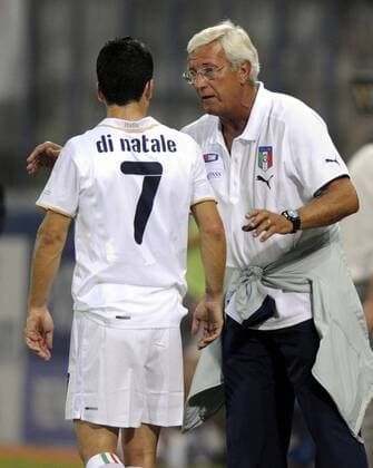 Nationaltrainer Marcello Lippi im Gespräch mit Antonio di Natale (beide Italien) -  Fußball Länderspiel Herren WM Qualifikation 2008, Nationalteam, Nationaltrikot, Italien Gruppe Larnaca