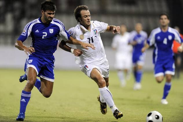 Alberto Gilardino (Italien, re.) gegen Paraskevas Christou (Zypern) -  Fußball Länderspiel Herren WM Qualifikation 2008, Nationalteam, Nationaltrikot, Zypern - Italien 1:2 Gruppe Larnaca Dynamik, Kampf,