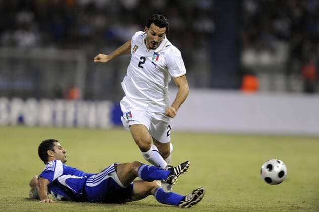 Gianluca Zambrotta (Italien, re.) im Duell -  Fußball Länderspiel Herren WM Qualifikation 2008, Nationalteam, Nationaltrikot, Zypern - Italien 1:2 Gruppe Larnaca Dynamik, Kampf,