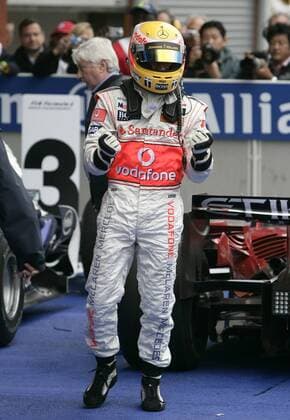 Lewis Hamilton (England McLaren Mercedes) bejubelt seinen Sieg beim GP von Belgien 2008 - Hamilton wurde anschließend wegen eines Vergehens bestraft und um zwei Plätze zurückgesetzt Motorsport Grand Prix Herren Großer Preis von Belgien 2008, Formel 1 Weltmeisterschaft, F1, F, GP, WM Einzelbild Spa-Francorchamps Freude,