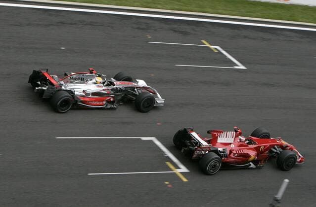 Lewis Hamilton (England McLaren Mercedes, li.) läßt sich nach dem umstrittenen Abkürzen nur knapp hinter Kimi Kimi Räikkönen (Finnland Ferrari) zurückfallen, dieses Manöver führte später zur nachträglichen Strafe Motorsport Grand Prix Herren Großer Preis von Belgien 2008, Formel 1 Weltmeisterschaft, F1, F, GP, WM Gruppe Spa-Francorchamps