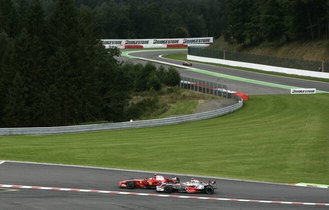 Kimi Räikkönen (Finnland Ferrari) liefert sich ein hartes Duell mit Lewis Hamilton (England McLaren Mercedes) Motorsport Grand Prix Herren Großer Preis von Belgien 2008, Formel 1 Weltmeisterschaft, F1, F, GP, WM Totale Spa-Francorchamps Spannung,