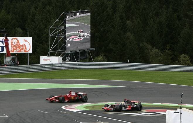 Kimi Räikkönen (Finnland Ferrari, li.) verteidigt in der Bus stop Schikane die Führung im Duell mit Lewis Hamilton (England McLaren Mercedes), der nur vermeintlich eine Abkürzung entdeckt hat Motorsport Grand Prix Herren Großer Preis von Belgien 2008, Formel 1 Weltmeisterschaft, F1, F, GP, WM Totale Spa-Francorchamps