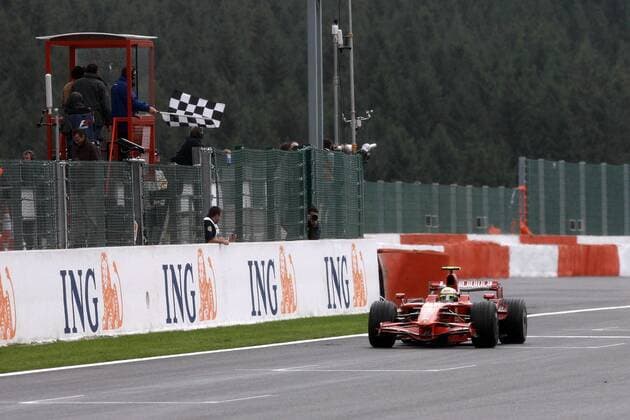 Felipe Massa (Brasilien Ferrari) überquert die Ziellinie als Zweiter des GP von Belgien 2008 - Nach Hamiltons Vergehen wurde Massa später zum Sieger erklärt Motorsport Grand Prix Herren Großer Preis von Belgien 2008, Formel 1 Weltmeisterschaft, F1, F, GP, WM Totale Spa-Francorchamps