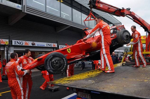 Abtransport des zerstörten Boliden von Kimi Räikkönen (Finnland Ferrari) Motorsport Grand Prix Herren Großer Preis von Belgien 2008, Formel 1 Weltmeisterschaft, F1, F, GP, WM Gruppe Spa-Francorchamps