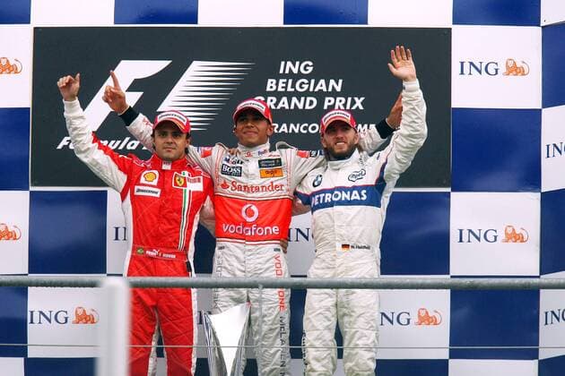 Siegerehrung nach dem GP von Belgien 2008, v.li.: Felipe Massa (Brasilien Ferrari), Sieger Lewis Hamilton (England McLaren Mercedes) und Nick Heidfeld (Deutschland BMW Sauber) - Hamilton wurde bestraft und auf Rang 3 zurückgesetzt Motorsport Grand Prix Herren Großer Preis von Belgien 2008, Formel 1 Weltmeisterschaft, F1, F, GP, WM Gruppe Spa-Francorchamps Freude,