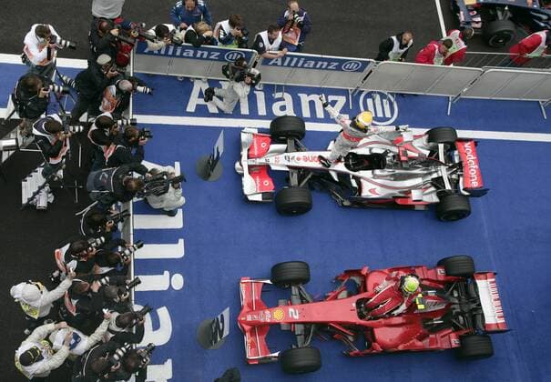 Lewis Hamilton (England McLaren Mercedes), Sieger des GP von Belgien 2008, posiert für die Sportfotografen, der Zweitplatzierte Felipe Massa (Brasilien Ferrari, vorn) wird ignoriert - Hamilton wurde bestraft und auf Rang 3 zurückgesetzt Motorsport Grand Prix Herren Großer Preis von Belgien 2008, Formel 1 Weltmeisterschaft, F1, F, GP, WM Totale Spa-Francorchamps Freude,