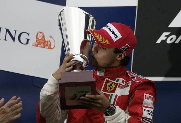 Felipe Massa (Brasilien Ferrari) bejubelt seinen zweiten Platz beim GP von Belgien 2008 - Nach Hamiltons Vergehen wurde Massa später zum Sieger erklärt Motorsport Grand Prix Herren Großer Preis von Belgien 2008, Formel 1 Weltmeisterschaft, F1, F, GP, WM Einzelbild Spa-Francorchamps Freude,
