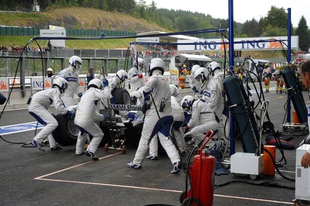 Nick Heidfeld (Deutschland BMW Sauber) lässt sich beim Boxenstop Intermediates aufziehen Motorsport Grand Prix Herren Großer Preis von Belgien 2008, Formel 1 Weltmeisterschaft, F1, F, GP, WM Totale Spa Francorchamps