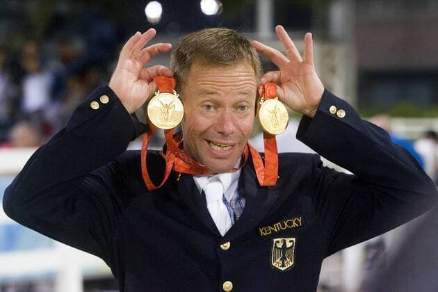 Olympia, Historie, Rückblick auf die Sommerspiele 2008 in Peking Hinrich Romeike (Deutschland) - Olympiasieger im Vielseitigkeitsreiten im Einzel und in der Teamwertung der Sommerspiele 2008 in Peking Pferdesport OS Sommer Herren Olympische Spiele Peking 2008, Sommerspiele, Reiten, Reitsport, Springreiten, Springen, Einzelbild Hongkong, Hong Kong