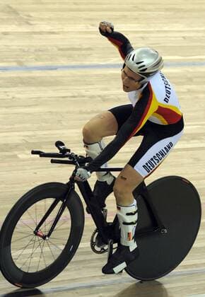 Natalie Simanowski (Deutschland) bejubelt ihren zweiten Platz im 500m Zeitfahren bei den Paralympics 2008 in Beijing -  Behindertensport Damen Paralympics 2008, Sommerspiele, Sommer Spiele, Behinderung, Radsport, Rad, Bahnrad, Bahnradsport, Einzelbild Beijing Freude,