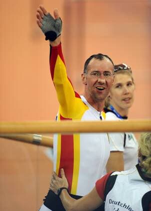 Wolfgang Sacher (Deutschland) bejubelt seinen zweiten Platz in der 4000m Verfolgung der Klasse LC1 bei den Paralympics 2008 in Beijing -  Behindertensport Herren Paralympics 2008, Sommerspiele, Sommer Spiele, Behinderung, Radsport, Rad, Bahnrad, Bahnradsport, Einzelbild Beijing Freude,