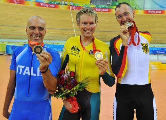 Siegerehrung 4000m Verfolgung der Klasse LC1 bei den Paralympics 2008 in Beijing, v.li.: Fabio Triboli (Italien), Sieger Michael Gallagher (Australien) und Wolfgang Sacher (Deutschland) -  Behindertensport Herren Paralympics 2008, Sommerspiele, Sommer Spiele, Behinderung, Radsport, Rad, Bahnrad, Bahnradsport, Gruppe Beijing Freude,
