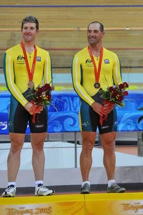Tyson Lawrence (li.) und Kieran Modra (beide Australien), Dritte der Paralympics 2008 im 1000m Zeitfahren der Klasse B&VI -  Behindertensport Herren Paralympics 2008, Sommerspiele, Sommer Spiele, Behinderung, Radsport, Rad, Bahnrad, Bahnradsport, Gruppe Beijing