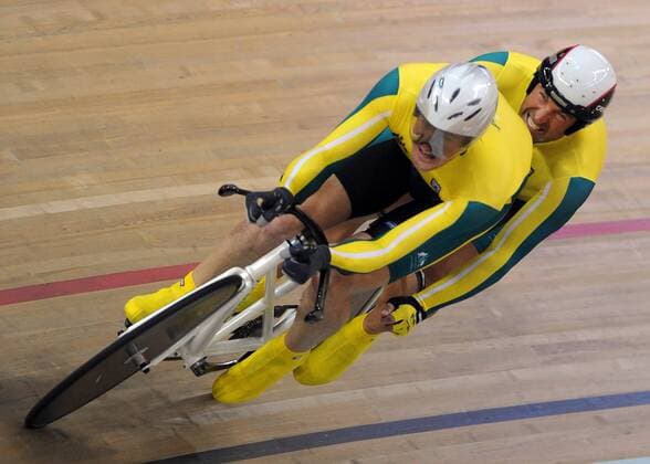 Tyson Lawrence (li.) und Kieran Modra (beide Australien) -  Behindertensport Herren Paralympics 2008, Sommerspiele, Sommer Spiele, Behinderung, Radsport, Rad, Bahnrad, Bahnradsport, Einzelbild Beijing Dynamik,