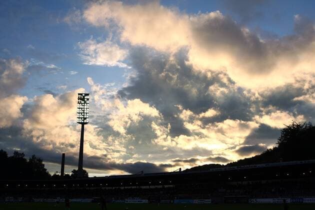 Fußball, Stadiongeschichte FC Erzgebirge Aue Wolkenhimmel über dem Erzgebirgsstadion, Heimspielstätte des FC Erzgebirge Aue Fußball Herren DFB Pokal 2008 2009, Pokalspiel Totale Aue