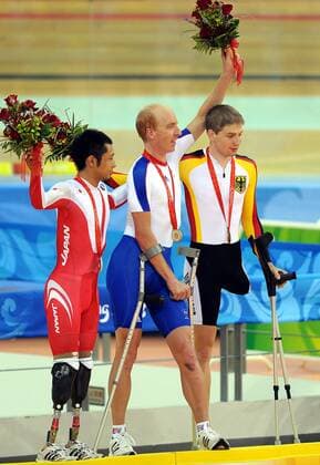 Siegerehrung Einzelverfolgung (Schadensklasse LC3) Paralympics 2008: Sieger Simon Richardson (Großbritannien, Mitte) zwischen Masaki Fujita (Japan, li.) und Tobias Graf (Deutschland) -  Behindertensport Herren Paralympics Beijing 2008, Sommer, Spiele, Sommerspiele. Behinderung, Radsport, Gruppe Beijing