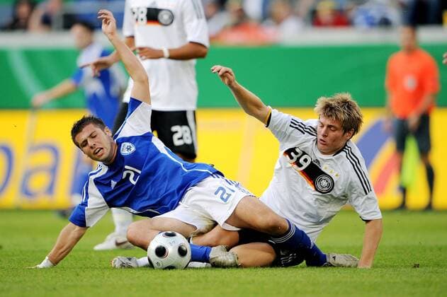 Oshri Roash (Israel U21, li.) gegen Toni Kroos (Deutschland U21) Fußball Länderspiel Herren U21 EM Quali 2008, U 21 Nationalteam, Nationaltrikot, Deutschland - Israel Gruppe Duisburg Dynamik,