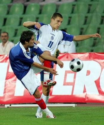 Ognjen Vranjes (Bosnien Herzegowina U21, re.) gegen Anthony Mounier (Frankreich U21) -  Fußball Länderspiel Herren U21 EM Quali 2008 Nationalmannschaft Nationaltrikot Bosnien Herzegowina U21 - Frankreich U21 0:1 Gruppe Sarajevo Dynamik,