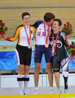 Siegerehrung in der Einzelverfolgung (Schadensklasse LC3-4 CP3) bei den Paralympics 2008, v.li.: Natalie Simanowski (Deutschland), Siegerin Barbara Buchan (USA) und Paula Tesoriero (Neuseeland) -  Behindertensport Damen Paralympics 2008, Sommer, Spiele, Sommerspiele, Behinderung, Radsport Gruppe Peking Freude,