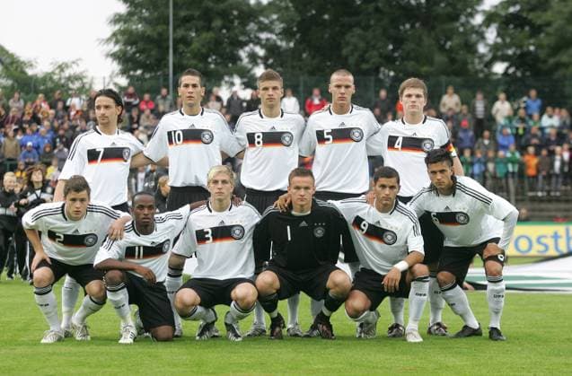 Teambild Deutschland U20, hi.v.li.: Deniz Naki, Mario Vrancic, Thomas Müller, Christopher Schorch, Florian Jungwirth, vorn: Oliver Petersch, Savio Nsereko, Bastian Oczipka, Torwart Tom Mickel, Rahman Soyudogru und Danny Latza Fußball Länderspiel Herren Freundschaftsspiel 2008, Test, Testspiel, U20, U 20, Nationalteam, Nationaltrikot, Totale Gütersloh