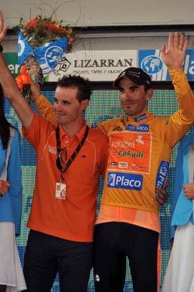Egoi Martinez de Esteban (re.) nach der 11. Etappe der Vuelta a Espana 2008 im goldenen Trikot mit seinem Teamkollegen Samuel Sanchez (beide Spanien beide Euskaltel Euskadi) -  Radsport Herren Vuelta a Espana 2008, Spanienrundfahrt, Straßenradsport, Straße, Rad Gruppe 11. Etappe: Calahorra - Burgos Freude,