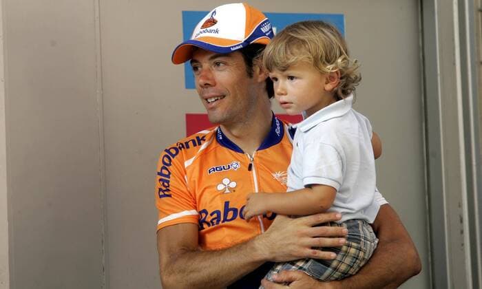 Oscar Freire (Spanien Rabobank) gewinnt die 11. Etappe der Vuelta a Espana 2008 und jubelt mit seinem Sohn Marcos -  - NOxONLINExUSE Radsport Herren Vuelta a Espana 2008, Spanienrundfahrt, Straßenradsport, Straße, Rad, Gruppe 11. Etappe: Calahorra - Burgos Freude,