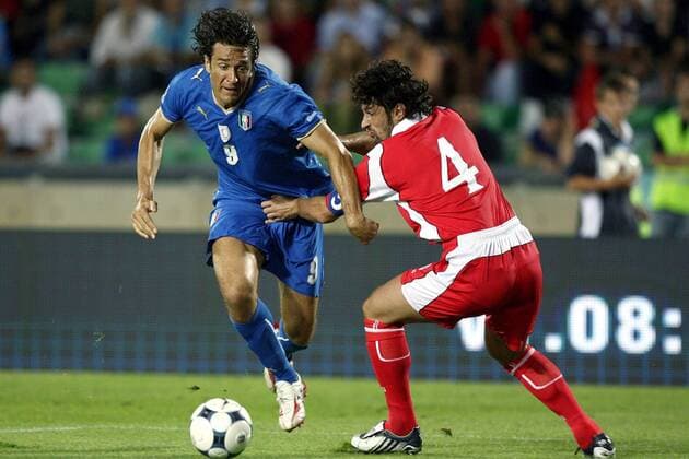Luca Toni (Italien, li.) gegen Kakha Kaladze (Georgien) -  Fußball Länderspiel Herren WM Qualifikation 2008, Nationalmannschaft, Nationaltrikot, Italien - Georgien 2:0 Gruppe Udine Dynamik, Kampf,