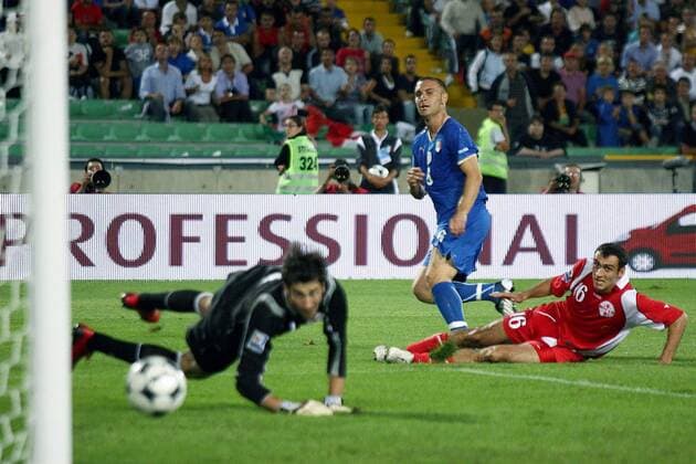 Daniele De Rossi (Italien, Mitte) setzt sich gegen Dato Kvirkvelia (re.) durch und trifft gegen Torwart Georgi Loria (Georgien) zum 2:0 -  Fußball Länderspiel Herren WM Qualifikation 2008, Nationalmannschaft, Nationaltrikot, Italien - Georgien 2:0 Gruppe Udine
