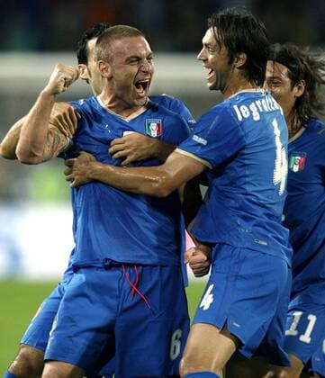 Daniele De Rossi (li.) und Nicola Legrottaglie (beide Italien) - Torjubel -  Fußball Länderspiel Herren WM Qualifikation 2008, Nationalmannschaft, Nationaltrikot Gruppe Udine Freude, Begeisterung,