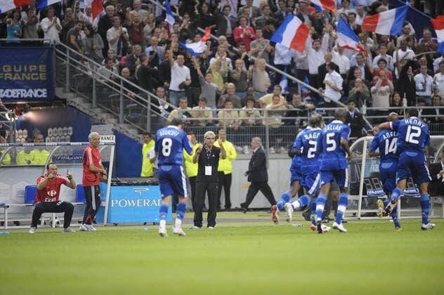 Nationaltrainer Raymond Domenech (Frankreich) jubelt mit seiner Mannschaft -  Fußball Länderspiel Herren WM Qualifikation 2008, Nationalmannschaft, Nationaltrikot Totale Paris Freude,