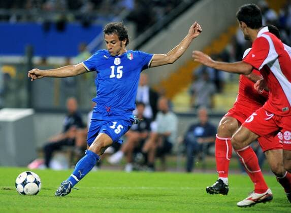 Alessandro Del Piero (Italien) am Ball -  Fußball Länderspiel Herren WM Qualifikation 2008, Nationalteam, Nationaltrikot, Italien - Georgien 2:0 Gruppe Udine Dynamik,