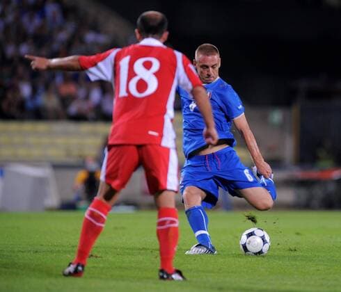 Daniele de Rossi (Italien, re.) am Ball -  Fußball Länderspiel Herren WM Qualifikation 2008, Nationalteam, Nationaltrikot, Italien - Georgien 2:0 Gruppe Udine Dynamik,
