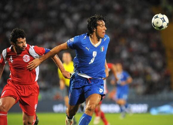 Luca Toni (Italien, re.) gegen Kakhaber Kaladze (Georgien) -  Fußball Länderspiel Herren WM Qualifikation 2008, Nationalteam, Nationaltrikot, Italien - Georgien 2:0 Gruppe Udine Dynamik,