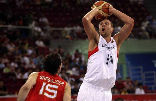 Dirk Nowitzki (Deutschland, re.) gegen Jorge Garbajosa (Spanien) Basketball OS Sommer Herren Olympische Spiele Peking 2008, Sommerspiele, Nationalmannschaft, Länderspiel, Nationaltrikot Gruppe Peking Dynamik, Überlegenheit