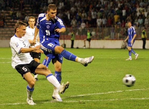 Edin Dzeko (Bosnien Herzegowina, re.) trifft zum 6:0 gegen Dmitri Kruglov (Estland, li.) -  Fußball Länderspiel Herren WM Qualifikation 2008, Nationalteam, Nationaltrikot, Bosnien Herzegowina - Estland 7:0 Gruppe Zenica Dynamik,
