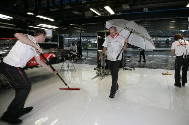Teamchef Ron Dennis (England McLaren Mercedes, Mitte) in der überfluteten Box Motorsport Grand Prix Herren Großer Preis von Italien 2008, Formel 1 Weltmeisterschaft, F1, F, GP, WM Gruppe Monza