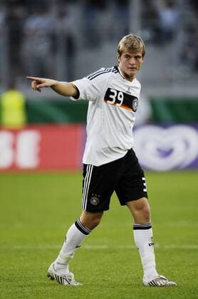 Toni Kroos (Deutschland U21) gibt Anweisungen Fußball Länderspiel Herren U 21 EM Quali, 2008 Nationalteam, Nationaltrikot Einzelbild Duisburg