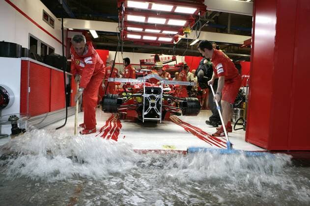 Ferrari Mechaniker versuchen mit Schrubbern die Überflutung ihrer Box zu stoppen Motorsport Grand Prix Herren Großer Preis von Italien 2008, Formel 1 Weltmeisterschaft, F1, F, GP, WM Totale Monza