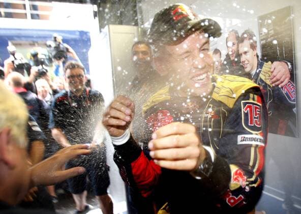 Sebastian Vettel (Deutschland Toro Rosso) bekommt nach seiner Pole Position in Monza 2008 eine Champagnerdusche -  Motorsport Grand Prix Herren Großer Preis von Italien 2008, Formel 1 Weltmeisterschaft, F1, F, GP, WM, Qualifying Einzelbild Monza Freude, Begeisterung,