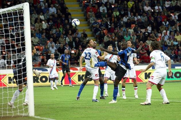 Christian Terlizzi (li.) erzielt gegen Torwart Albano Bizzarri (beide Catania) ein Eigentor zum 2:1, daneben Mario Balotelli (Inter Mailand) -  Fußball Herren Serie A 2008 2009, 1. Italienische Liga, FC Internazionale Mailand - Calcio Catania 2:1 Totale Mailand Dynamik,