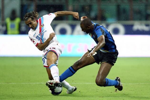Patrick Vieira (Inter Mailand, re.) gegen Giacomo Tedesco (Catania) -  Fußball Herren Serie A 2008 2009, 1. Italienische Liga, FC Internazionale Mailand - Calcio Catania 2:1 Gruppe Mailand Dynamik, Kampf,