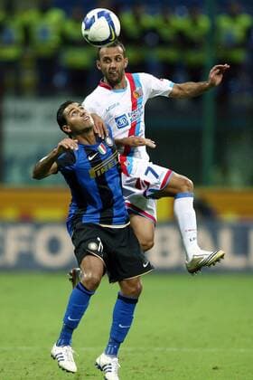 Giuseppe Mascara (Catania, re.) gegen Quaresma (Inter Mailand) -  Fußball Herren Serie A 2008 2009, 1. Italienische Liga, FC Internazionale Mailand - Calcio Catania 2:1 Gruppe Mailand Dynamik, Kampf,