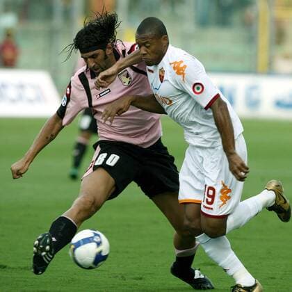 Julio Baptista (AS Rom, re.) gegen Morris Carrozzieri (Palermo) -  Fußball Herren Serie A 2008 2009, 1. Italienische Liga, US Palermo - AS Rom 3:1, Roma Gruppe Palermo Dynamik,