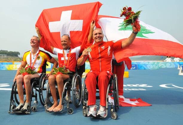 Siegerehrung Straßenrennen (Schadensklasse HC B) bei den Paralympics 2008: Heinz Frei (Schweiz, Mitte) gewinnt vor Max Weber (Deutschland, li.) und Edward Maalouf (Libanon) -  Behindertensport Herren Paralympics 2008, Sommer Spiele, Sommerspiele, Behinderung, Radsport, Schadensklasse HC B, HCB Gruppe Beijing Begeisterung, Freude,
