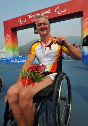 Max Weber (Deutschland) überglücklich ob des zweiten Ranges im Straßenrennen (Schadensklasse HC B) bei den Paralympics 2008 -  Behindertensport Herren Paralympics 2008, Sommer Spiele, Sommerspiele, Behinderung, Radsport, Schadensklasse HC B, HCB Einzelbild Beijing Begeisterung, Freude,