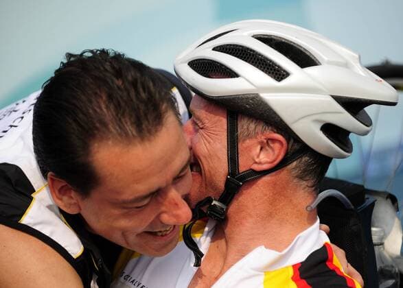Max Weber (Deutschland, re.) überglücklich ob des zweiten Ranges im Straßenrennen bei den Paralympics 2008 -  Behindertensport Herren Paralympics 2008, Sommer Spiele, Sommerspiele, Behinderung, Radsport, Schadensklasse HC B, HCB Gruppe Beijing Begeisterung, Freude,