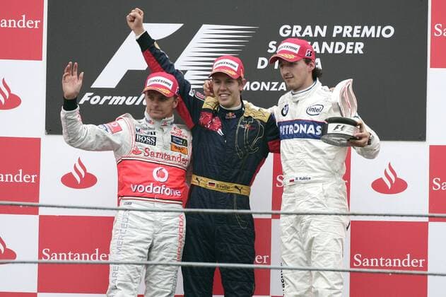 Siegerehrung zum GP von Italien 2008, v.li.: Heikki Kovalainen (Finnland McLaren Mercedes), Sieger Sebastian Vettel (Deutschland Toro Rosso) und Robert Kubica (Polen BMW Sauber) Motorsport Grand Prix Herren Großer Preis von Italien 2008, Formel 1 Weltmeisterschaft, F1, F, GP, WM Gruppe Monza Freude,