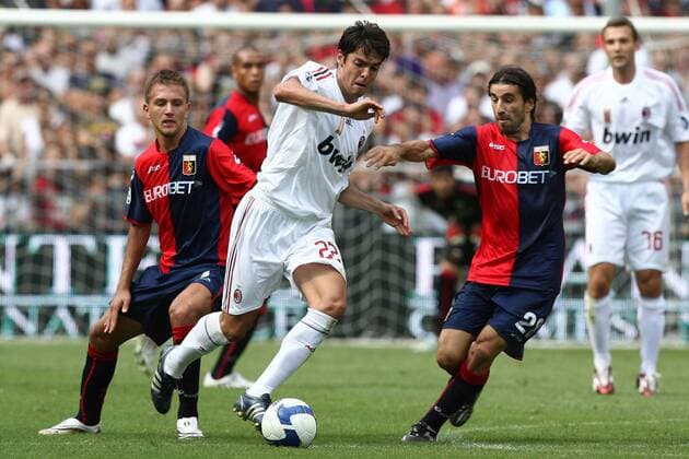Kaka (AC Mailand, Mitte) gegen Domenico Criscito (li.) und Ivan Juric (beide CFC Genoa) -  Fußball Herren Serie A 2008 2009, 1. Italienische Liga, FC Genua 1893 - AC Mailand, Milan Gruppe CFC Genoa Genua Dynamik,